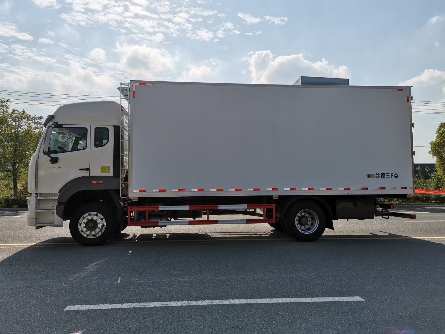 （國六）重汽豪翰6米8冷藏車