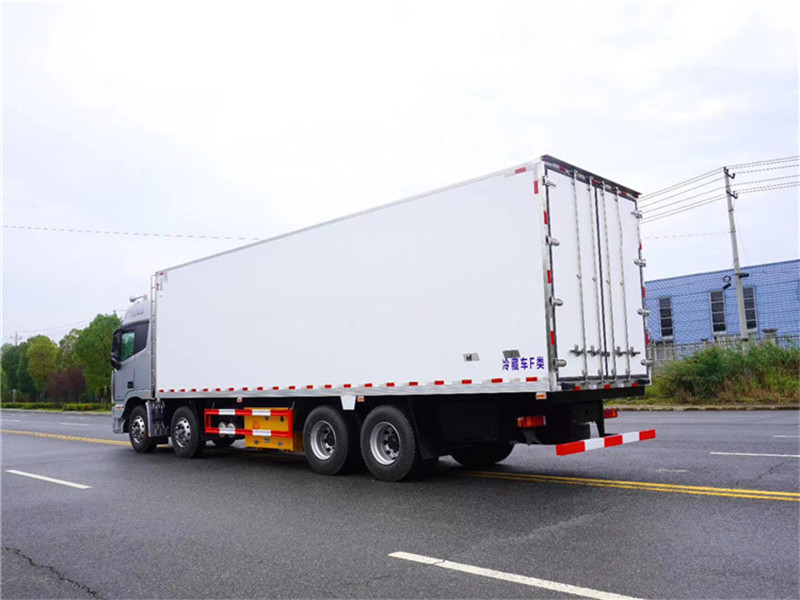 福田EST前四后八9.6米冷藏車