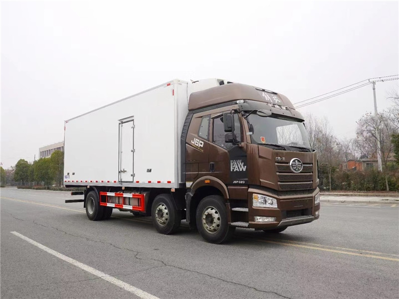 解放J6P小三軸7.7米冷藏車