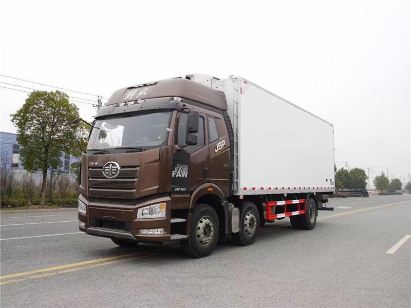解放J6P小三軸7.7米冷藏車